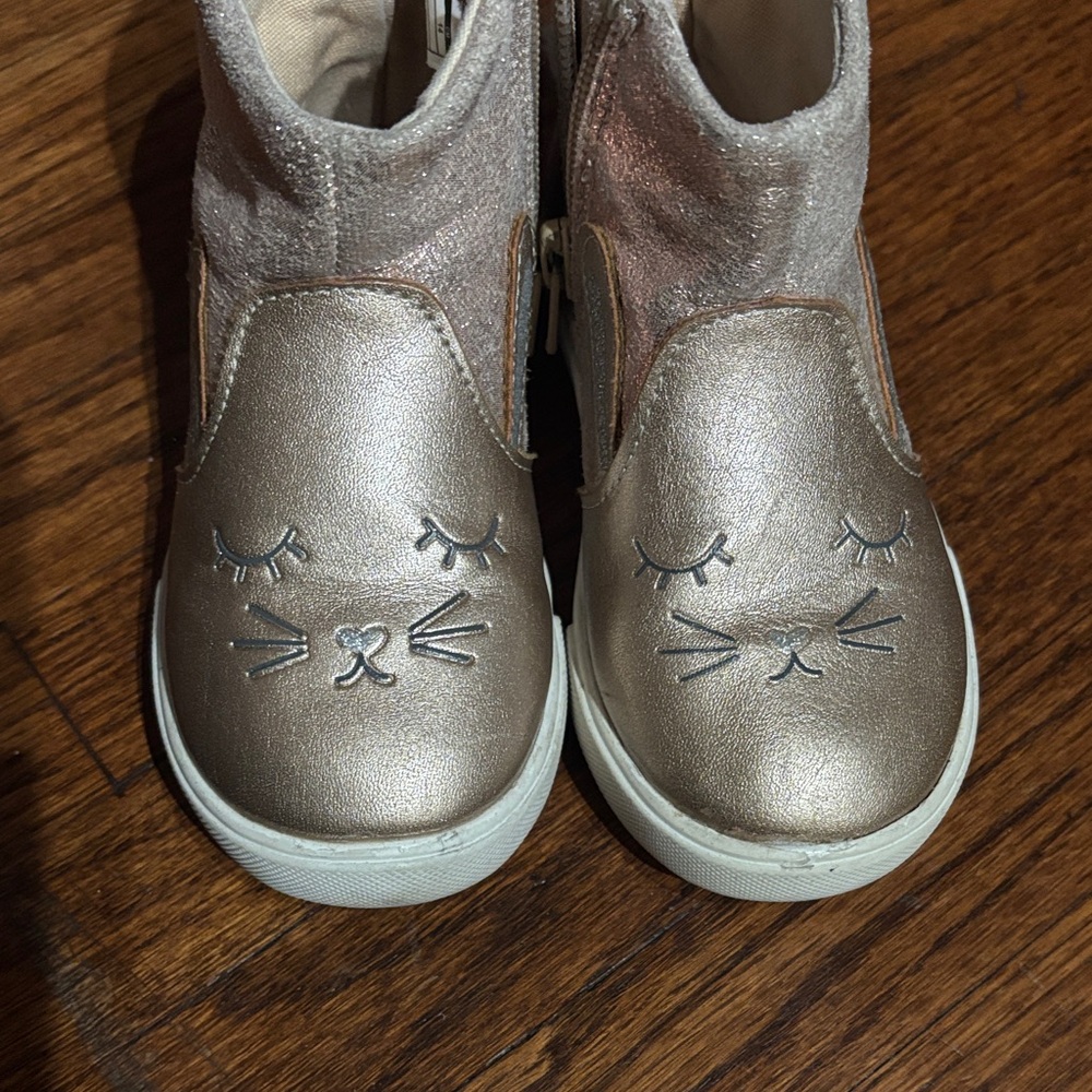 Oshkosh b’gosh  Adorable Metallic bunny Face Kids Shoes champagne color
